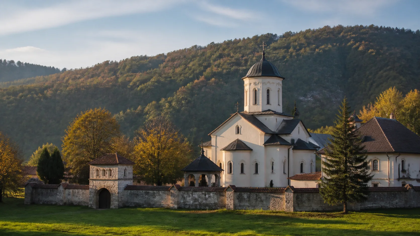 Ilustrativni pravoslavni manastir uz šumovite brežuljke
