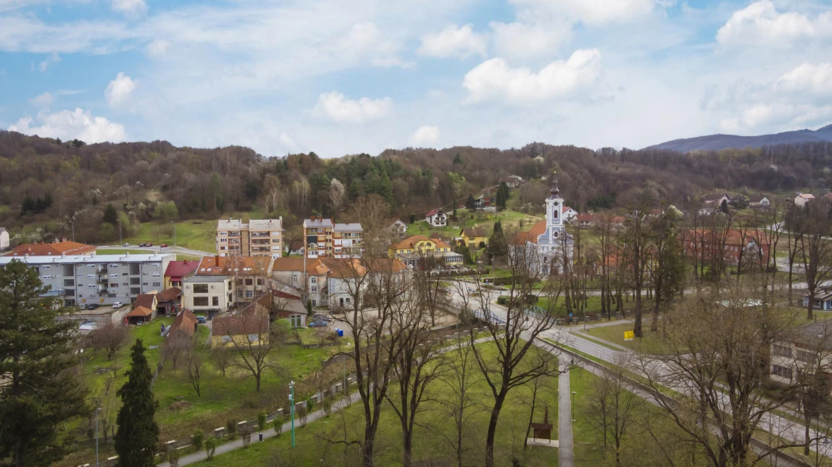 Pogled na Orahovicu i okolni krajolik