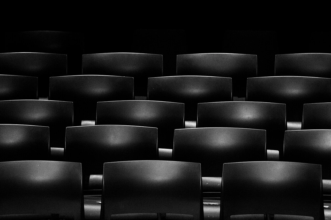 Redovi sjedala u kino dvorani