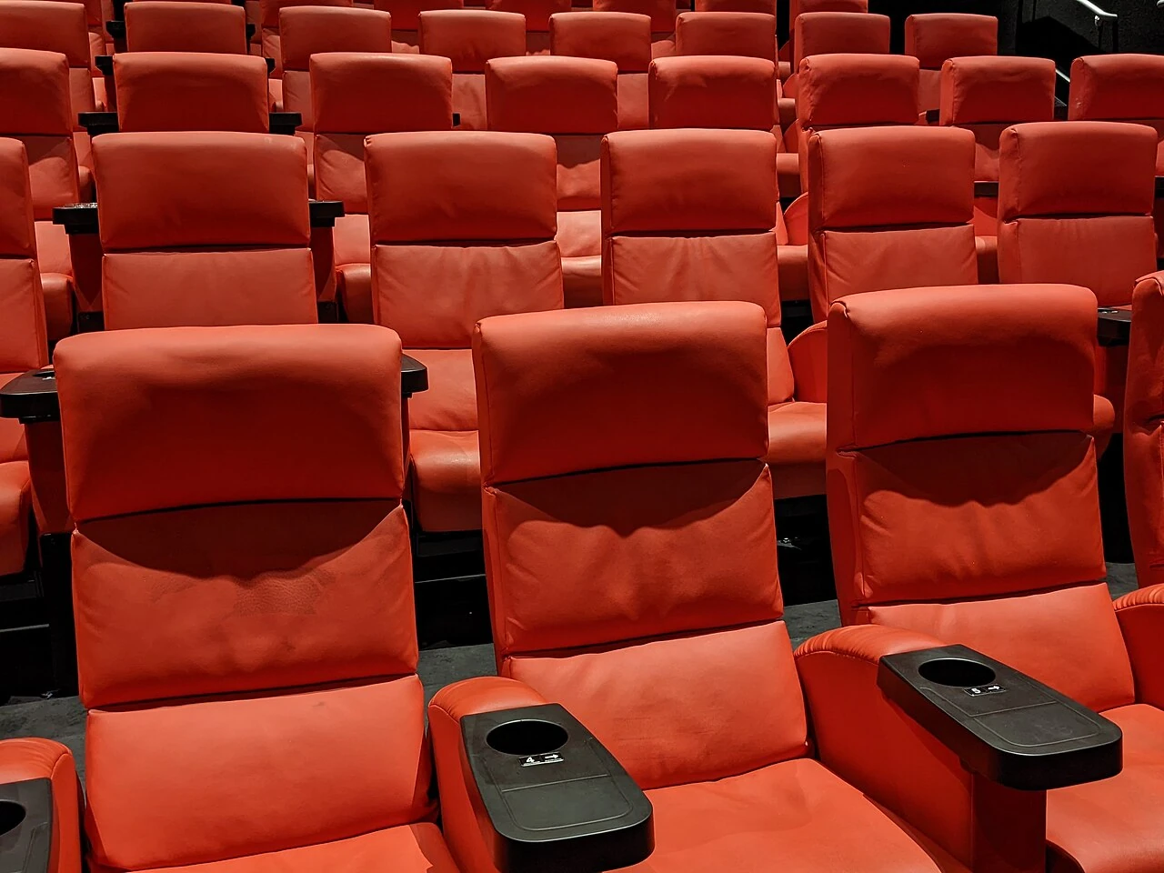 Kino sjedala raspoređena u redove